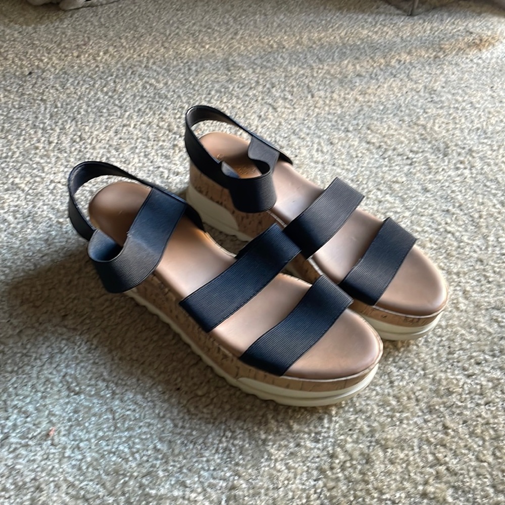 Universal thread platform sandals size 11